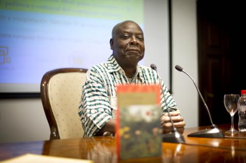 2. Imagen de Emmanuel Dongala en la presentación del libro El fuego de los orígenes, dentro del programa de Letras Africanas sobre literatura de Casa África