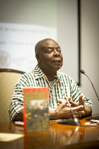 4. Imagen de Emmanuel Dongala en la presentación del libro El fuego de los orígenes, dentro del programa de Letras Africanas sobre literatura de Casa África