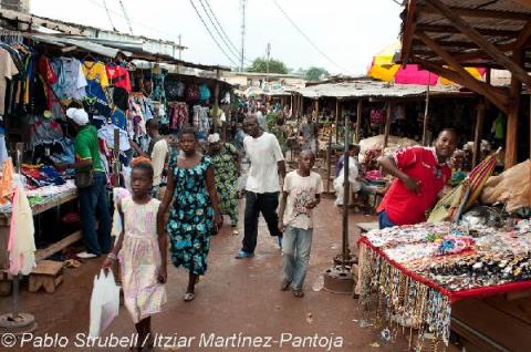 3. Franceville. Mercado