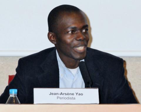 13. Mesa de presentación del Cuaderno Africano Si hablas de nosotros. Jean-Ársène Yao -periodista de Côte d'Ivoire-