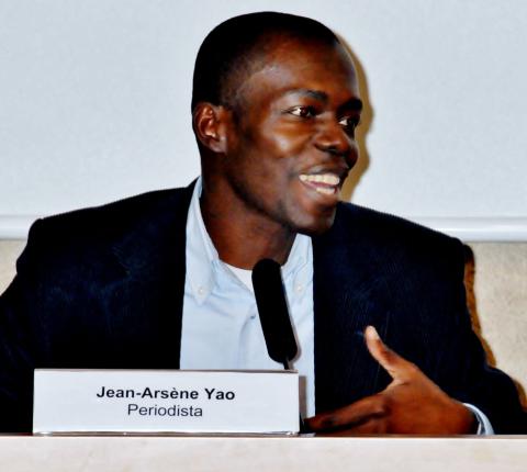 14. Mesa de presentación del Cuaderno Africano Si hablas de nosotros. Jean-Arsène Yao -periodista de Côte d'Ivoire-