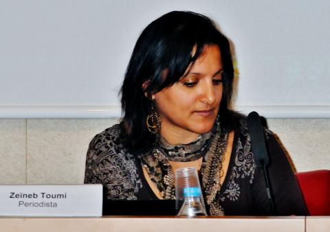 17. Mesa de presentación del Cuaderno Africano Si hablas de nosotros. Zeïneb Toumi -periodista de Túnez-