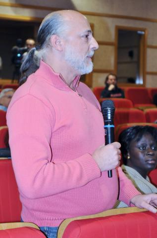 27. Intervención del público en la presentación del Cuaderno Africano Si hablas de nosotros