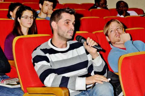 32. Intervención del público en la presentación del Cuaderno Africano Si hablas de nosotros