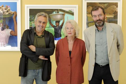 2. Ángel Luis Aldai -fotógrafo-, Catherine Coleman - comisaria de la muestra - y Ricardo Martínez - Director General de Casa África -