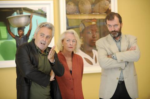 5. Ángel Luis Aldai -fotógrafo-, Catherine Coleman - comisaria de la muestra - y Ricardo Martínez - Director General de Casa África -