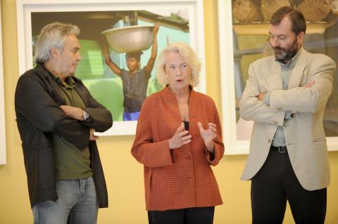 6. Ángel Luis Aldai -fotógrafo-, Catherine Coleman - comisaria de la muestra - y Ricardo Martínez - Director General de Casa África -
