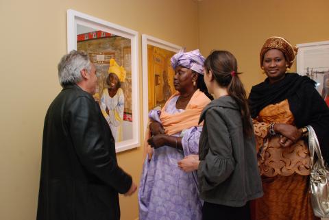 7. Ángel Luis Aldai -fotógrafo- en la inauguración de la exposición Soutoura en Casa África