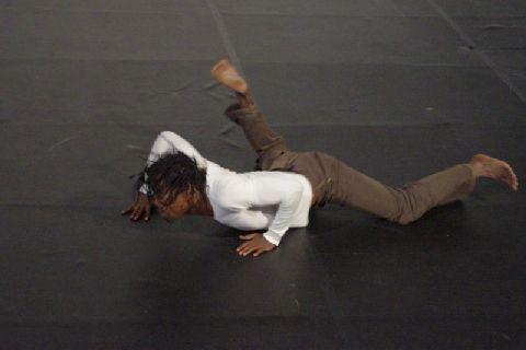 16. Adonis Nébiè -bailarín de Burkina Faso- en la residencia coreográfica en La Gomera