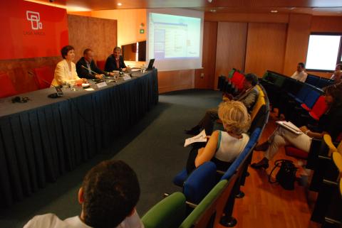2. Mesa de inauguración de la Conferencia de la Asociación Internacional de Transporte Multimodal celebrada en Casa África