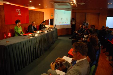 4. Mesa de inauguración de la Conferencia de la Asociación Internacional de Transporte Multimodal celebrada en Casa África