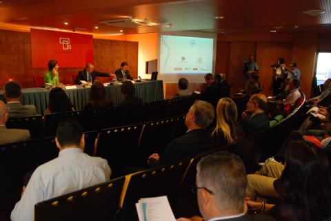 5. Mesa de inauguración de la Conferencia de la Asociación Internacional de Transporte Multimodal celebrada en Casa África