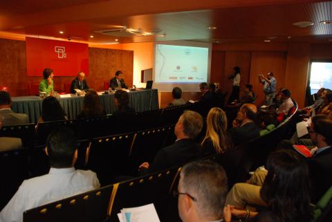 8. Mesa de inauguración de la Conferencia de la Asociación Internacional de Transporte Multimodal celebrada en Casa África