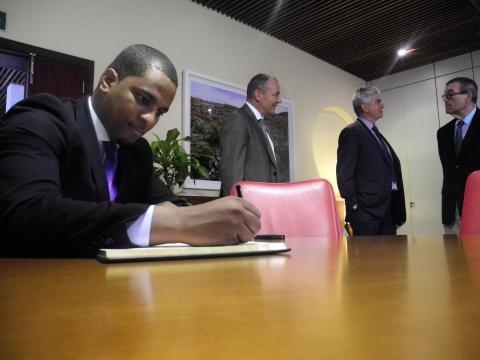 1. Firma en el Libro de Honor por Adalberto Vieira, Secretario de Estado de Recursos Marinos de Cabo Verde, en su visita a Casa África