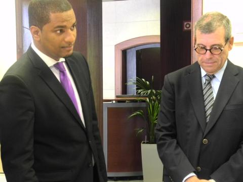 4. Imagen de la visita de Adalberto Vieira -Secretario de Estado de Recursos Marinos de Cabo Verde- y Santiago Martínez-Caro -Director General de Casa África-