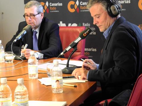 1. Imágenes de la entrevista concedida a Santiago Martínez-Caro, Director General de Casa África, en Ahora África de Canarias Radio en Casa África