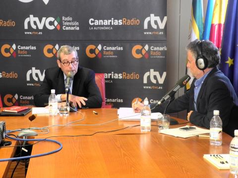 2. Imágenes de la entrevista concedida a Santiago Martínez-Caro, Director General de Casa África, en Ahora África de Canarias Radio en Casa África