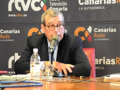3. Imágenes de la entrevista concedida a Santiago Martínez-Caro, Director General de Casa África, en Ahora África de Canarias Radio en Casa África