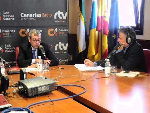3. Imágenes de la entrevista concedida a Santiago Martínez-Caro, Director General de Casa África, en Ahora África de Canarias Radio en Casa África