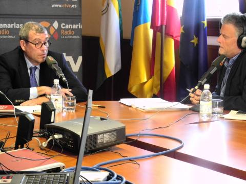 4. Imágenes de la entrevista concedida a Santiago Martínez-Caro, Director General de Casa África, en Ahora África de Canarias Radio en Casa África