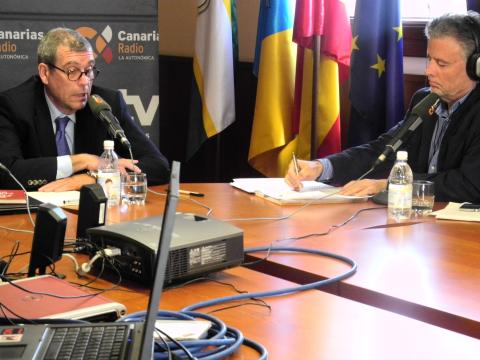 5. Imágenes de la entrevista concedida a Santiago Martínez-Caro, Director General de Casa África, en Ahora África de Canarias Radio en Casa África