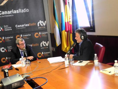 6. Imágenes de la entrevista concedida a Santiago Martínez-Caro, Director General de Casa África, en Ahora África de Canarias Radio en Casa África