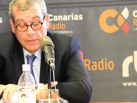 7. Imágenes de la entrevista concedida a Santiago Martínez-Caro, Director General de Casa África, en Ahora África de Canarias Radio en Casa África
