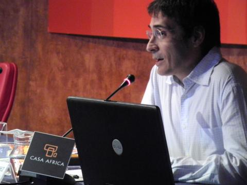 7. Albert Roca i Álvarez -Dtor. de la Biblioteca de Estudios Africanos de la Editorial Bellaterra- en la presentación de Naciones Negras y Cultura en Casa África