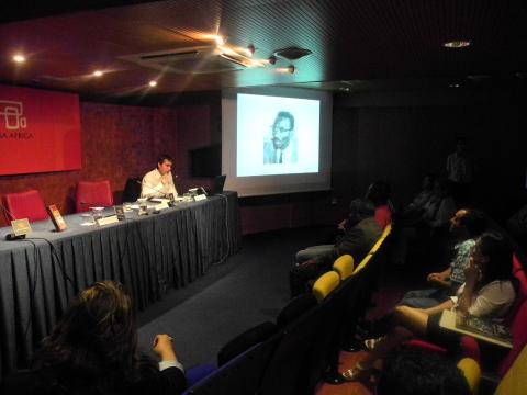 8. Albert Roca i Álvarez -Dtor. de la Biblioteca de Estudios Africanos de la Editorial Bellaterra- en la presentación de Naciones Negras y Cultura en Casa África