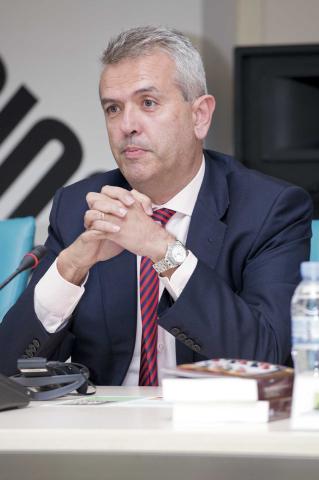 12. De izq. a dere.: Santiago Martínez-Caro (Director General de casa África) y Eduardo López Busquets (Director General de Casa Árabe)