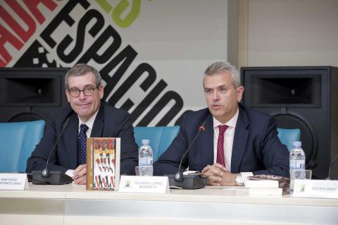 13. De izq. a dere.: Santiago Martínez-Caro (Director General de casa África) y Eduardo López Busquets (Director General de Casa Árabe)