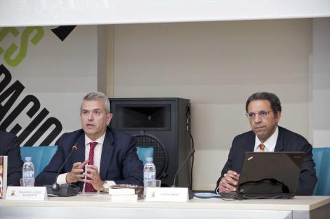 14. De izq. a dere.: Santiago Martínez-Caro (Director General de casa África) y Eduardo López Busquets (Director General de Casa Árabe)