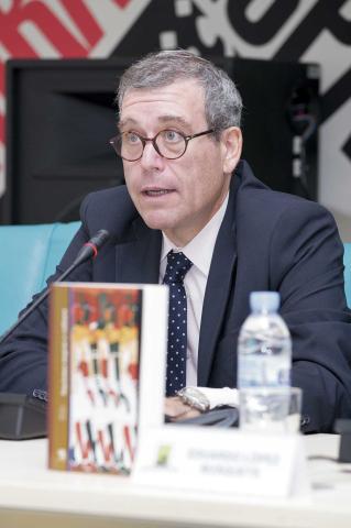 18. De izq. a dere.: Santiago Martínez-Caro (Director General de casa África) y Eduardo López Busquets (Director General de Casa Árabe)