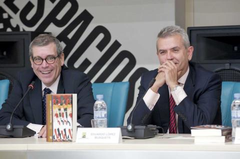 19. De izq. a dere.: Santiago Martínez-Caro (Director General de casa África) y Eduardo López Busquets (Director General de Casa Árabe) y Cheikh Mbacké Diop (profesor universitario e hijo del autor) en Casa Árabe