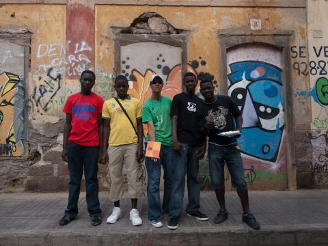 1. Grupo de participantes del Taller de Fotografía Historias de Vida en el marco de la exposición Bienvenidos al paraíso de la artista Nontsikelelo Veleko en septiembre de 2009