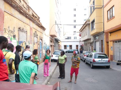 2. Grupo de participantes del Taller de Fotografía Historias de Vida en el marco de la exposición Bienvenidos al paraíso de la artista Nontsikelelo Veleko en septiembre de 2009