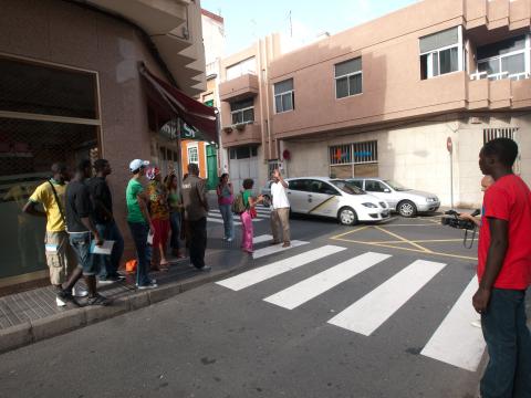 3. Grupo de participantes del Taller de Fotografía Historias de Vida en el marco de la exposición Bienvenidos al paraíso de la artista Nontsikelelo Veleko en septiembre de 2009