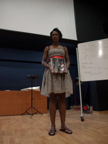 7. La artista Nontsikelelo impartiendo el Taller de Fotografía Historias de Vida en el marco de la exposición Bienvenidos al paraíso