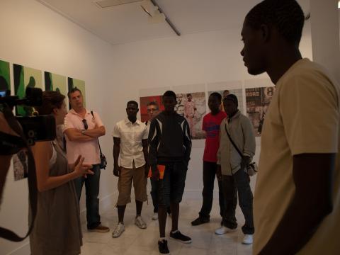 12. Visita del grupo del Taller de Fotografía Historias de Vida a la exposición Bienvenidos al paraíso de la artista Nontsikelelo Veleko en septiembre de 2009