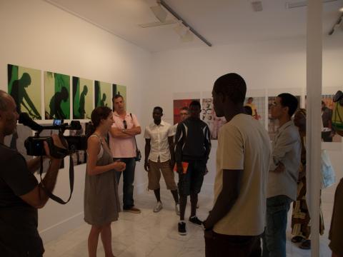 13. Visita del grupo del Taller de Fotografía Historias de Vida a la exposición Bienvenidos al paraíso de la artista Nontsikelelo Veleko en septiembre de 2009