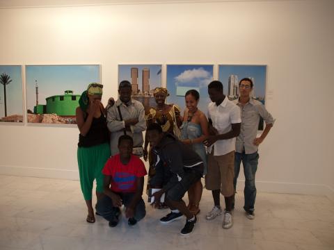 14. Visita del grupo del Taller de Fotografía Historias de Vida a la exposición Bienvenidos al paraíso de la artista Nontsikelelo Veleko en septiembre de 2009