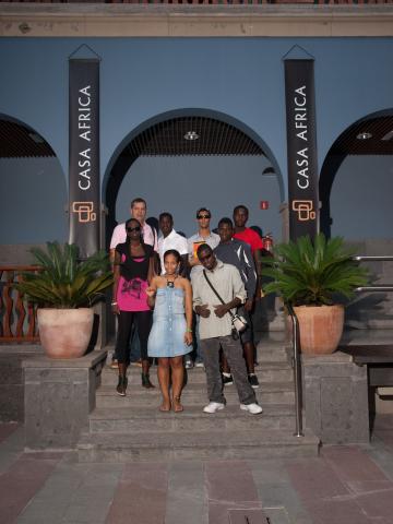 15. Visita del grupo del Taller de Fotografía Historias de Vida a la exposición Bienvenidos al paraíso de la artista Nontsikelelo Veleko en septiembre de 2009