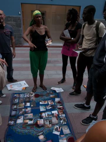 16. Visita del grupo del Taller de Fotografía Historias de Vida a la exposición Bienvenidos al paraíso de la artista Nontsikelelo Veleko en septiembre de 2009