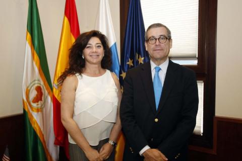 1. Beatriz Barrera (Presidenta de la Zona Especial de Canarias -ZEC-) en su visita a Casa África, con Santiago Martínez-Caro (Director General de Casa África
