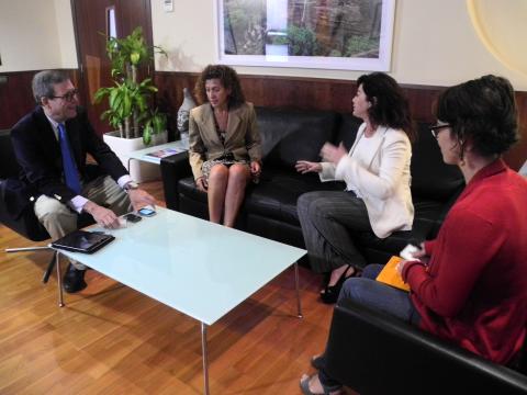 2. Beatriz Barrera (Presidenta de la ZEC) en su visita a Casa África, con Santiago Martínez-Caro (Director General de Casa África)