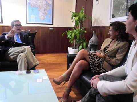 4. Beatriz Barrera (Presidenta de la ZEC) en su visita a Casa África, con Santiago Martínez-Caro (Director General de Casa África)