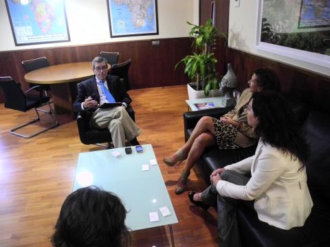 6. Beatriz Barrera (Presidenta de la ZEC) en su visita a Casa África, con Santiago Martínez-Caro (Director General de Casa África)