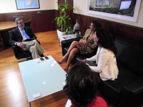 8. Beatriz Barrera (Presidenta de la ZEC) en su visita a Casa África, con Santiago Martínez-Caro (Director General de Casa África)