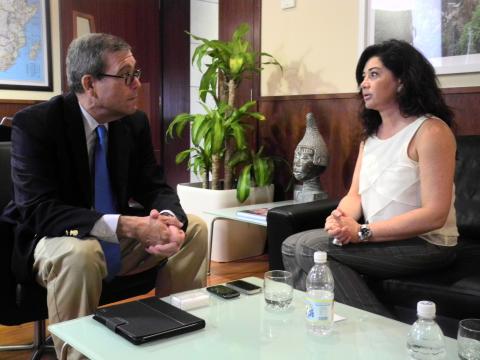 9. Beatriz Barrera (Presidenta de la ZEC) en su visita a Casa África, con Santiago Martínez-Caro (Director General de Casa África)