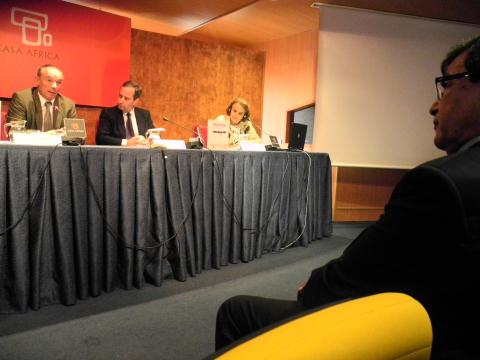 1. Mesa de presentación del libro Mauritania contra viento y marea en Casa África